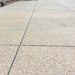 清远 黄金麻花岗岩石板材荔枝面地面铺装效果