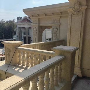 清远 黄金麻别墅外墙干挂雕花配合阳台栏杆花瓶柱