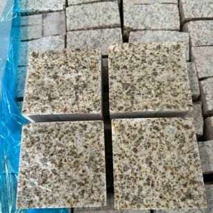 清远 黄金麻花岗岩自然面小方块，弹石，马蹄石等