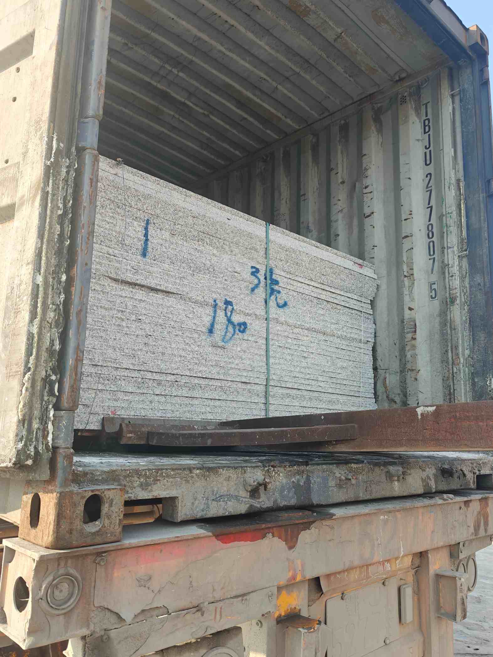 清远 芝麻白花岗岩石材3.0公分光面毛板装柜出货