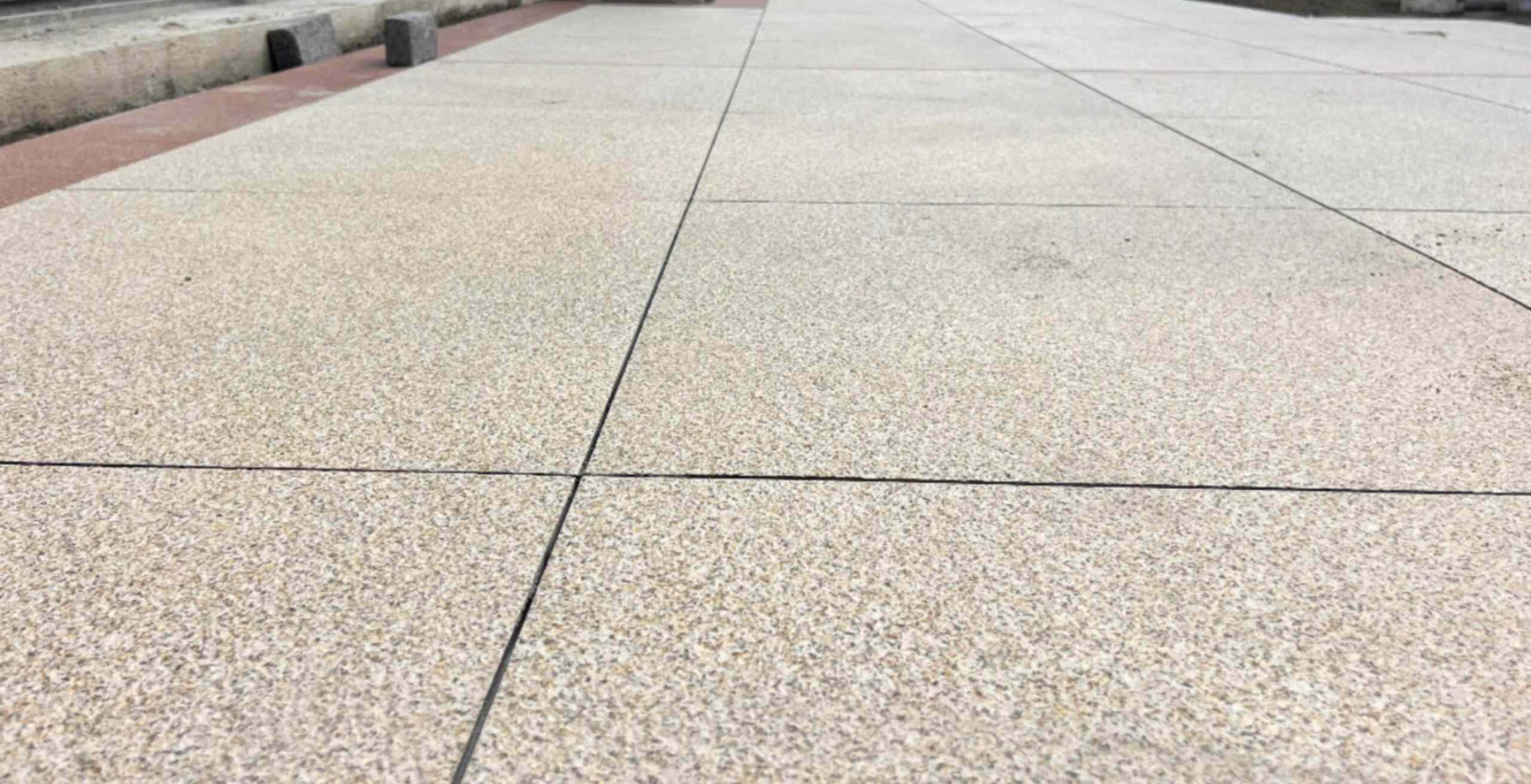 清远 黄金麻花岗岩石板材荔枝面地面铺装效果