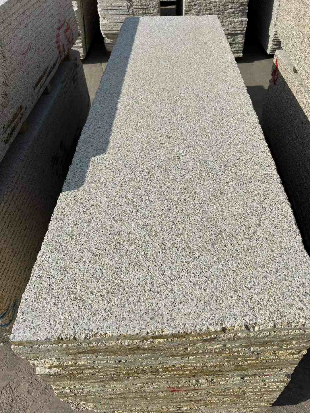 清远 黄金麻花岗岩荔枝面毛板，半成品