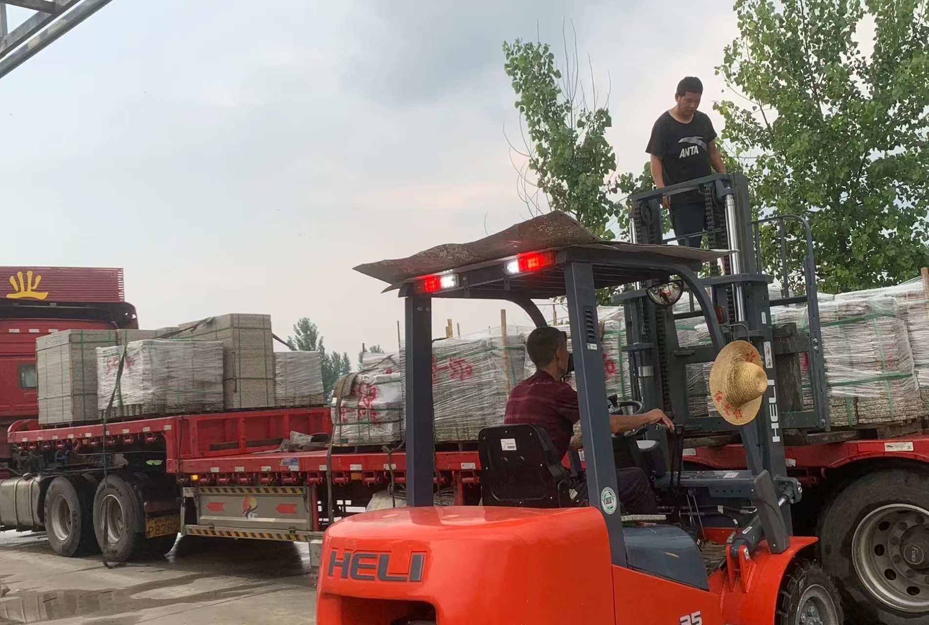 清远 黄金麻冰裂纹，地铺石装车