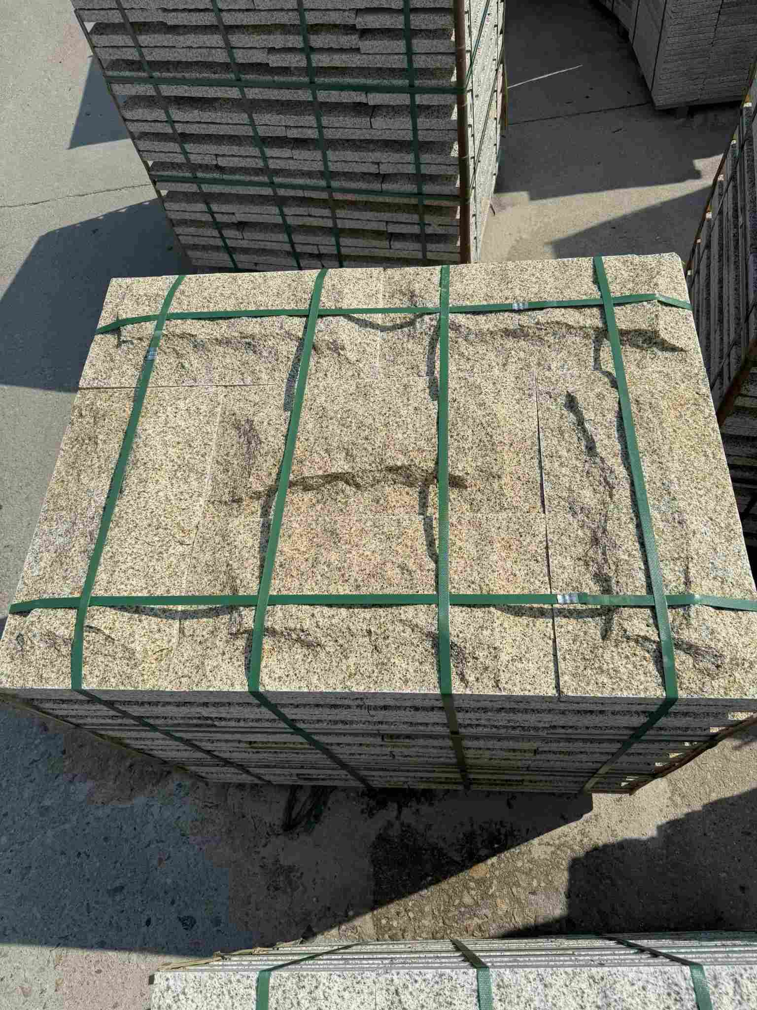 清远 黄金麻花岗岩石材自然面蘑菇石成品