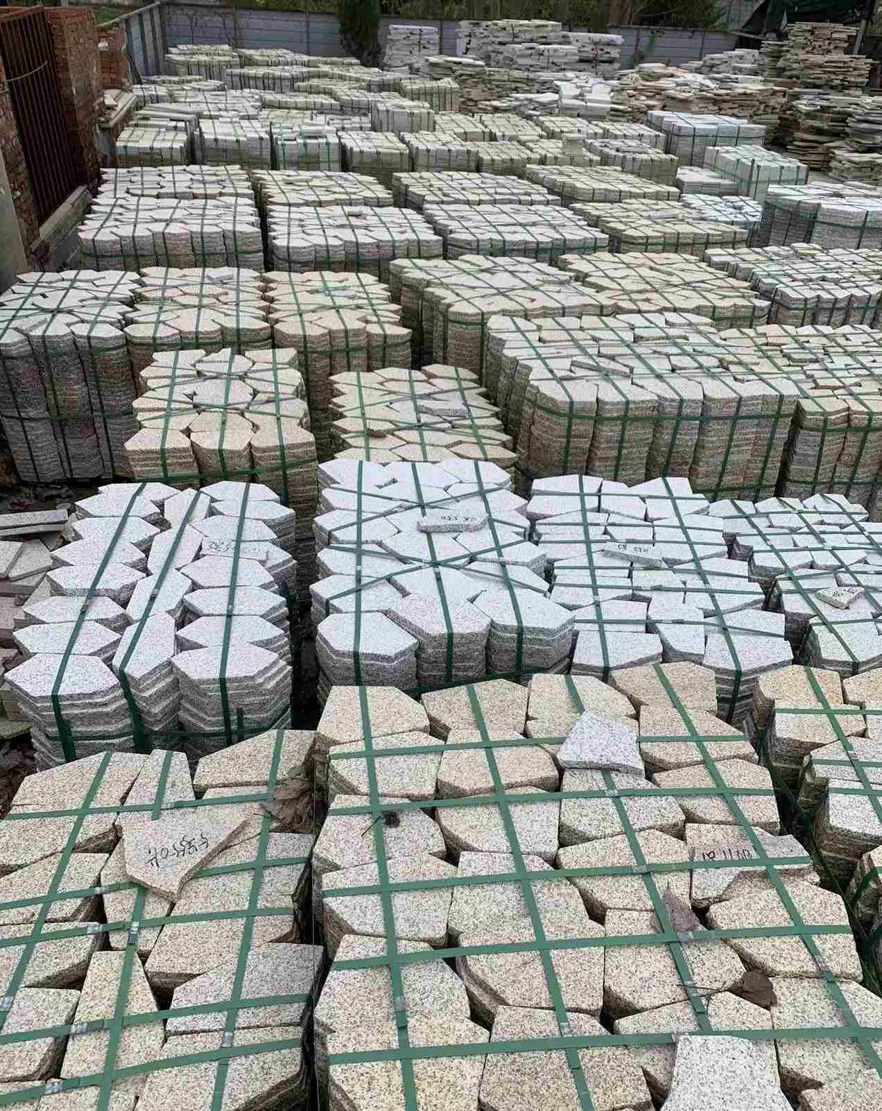 清远 黄金麻白麻花岗岩荔枝面地铺石(冰裂纹)