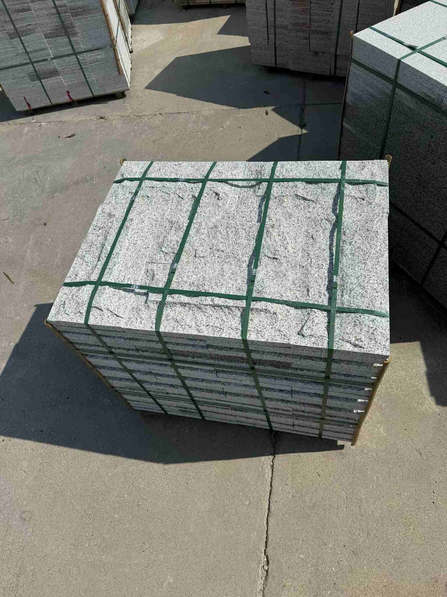 清远 白麻花岗岩石材自然面蘑菇石成品