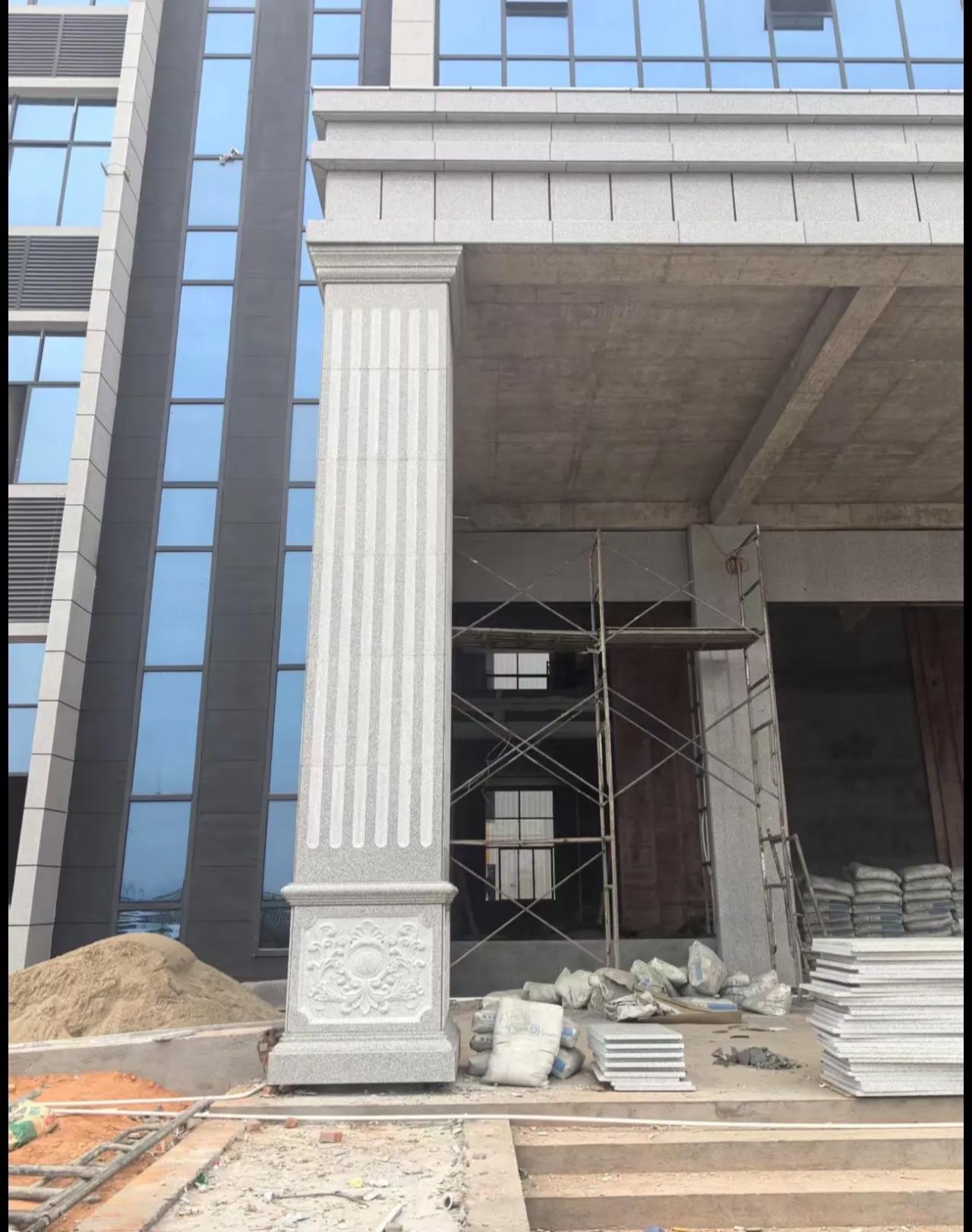 清远 芝麻白光面花岗岩门楼大柱（罗马柱）配雕花底座