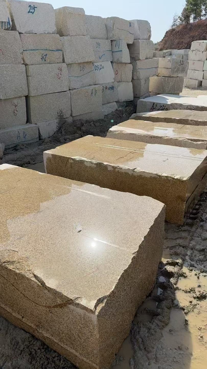 清远 黄金麻方料堆场洗料分选中，原材料充足