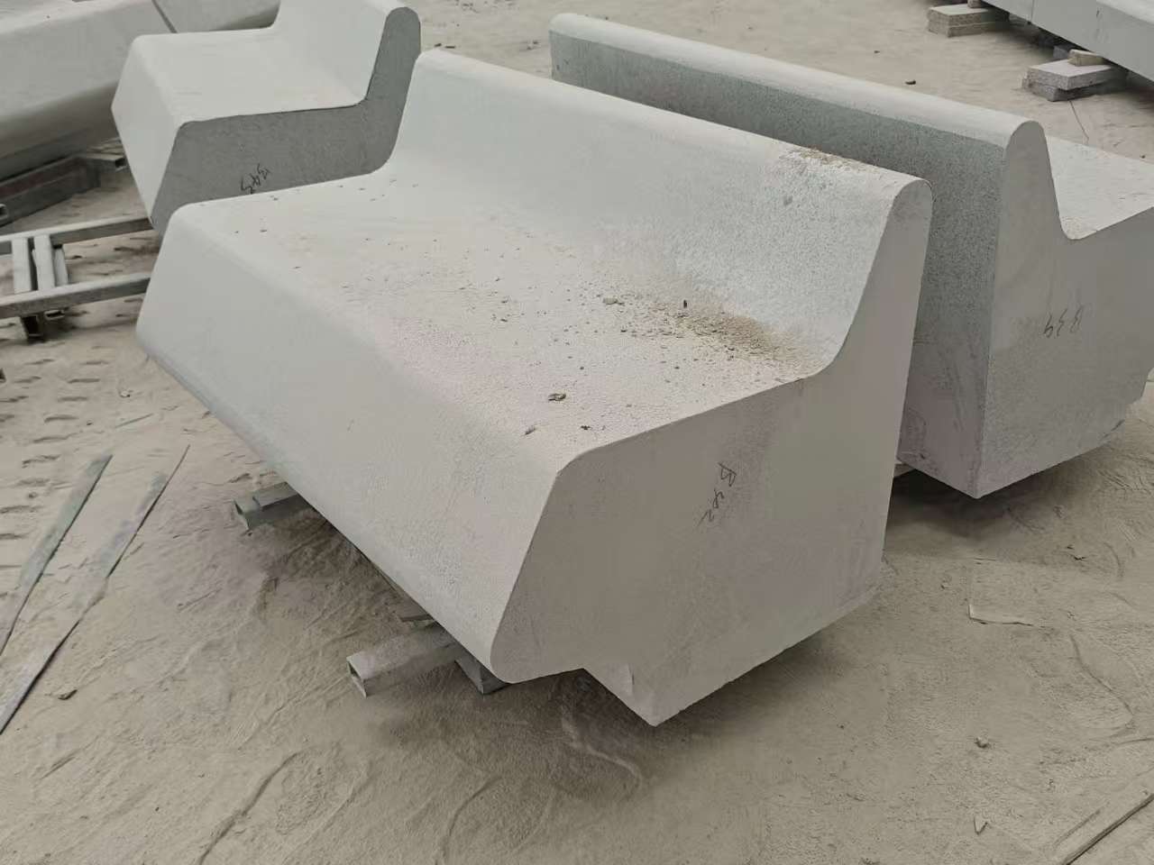 清远 芝麻白花岗岩异形坐凳，石凳