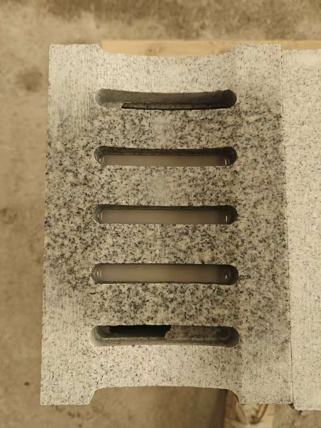 清远 芝麻白拉丝面花岗岩U型开槽排水槽