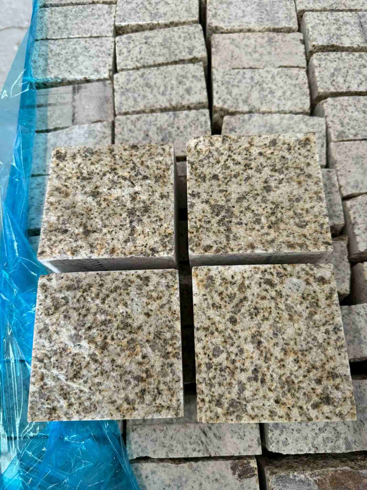 清远 黄金麻花岗岩自然面小方块，弹石，马蹄石等