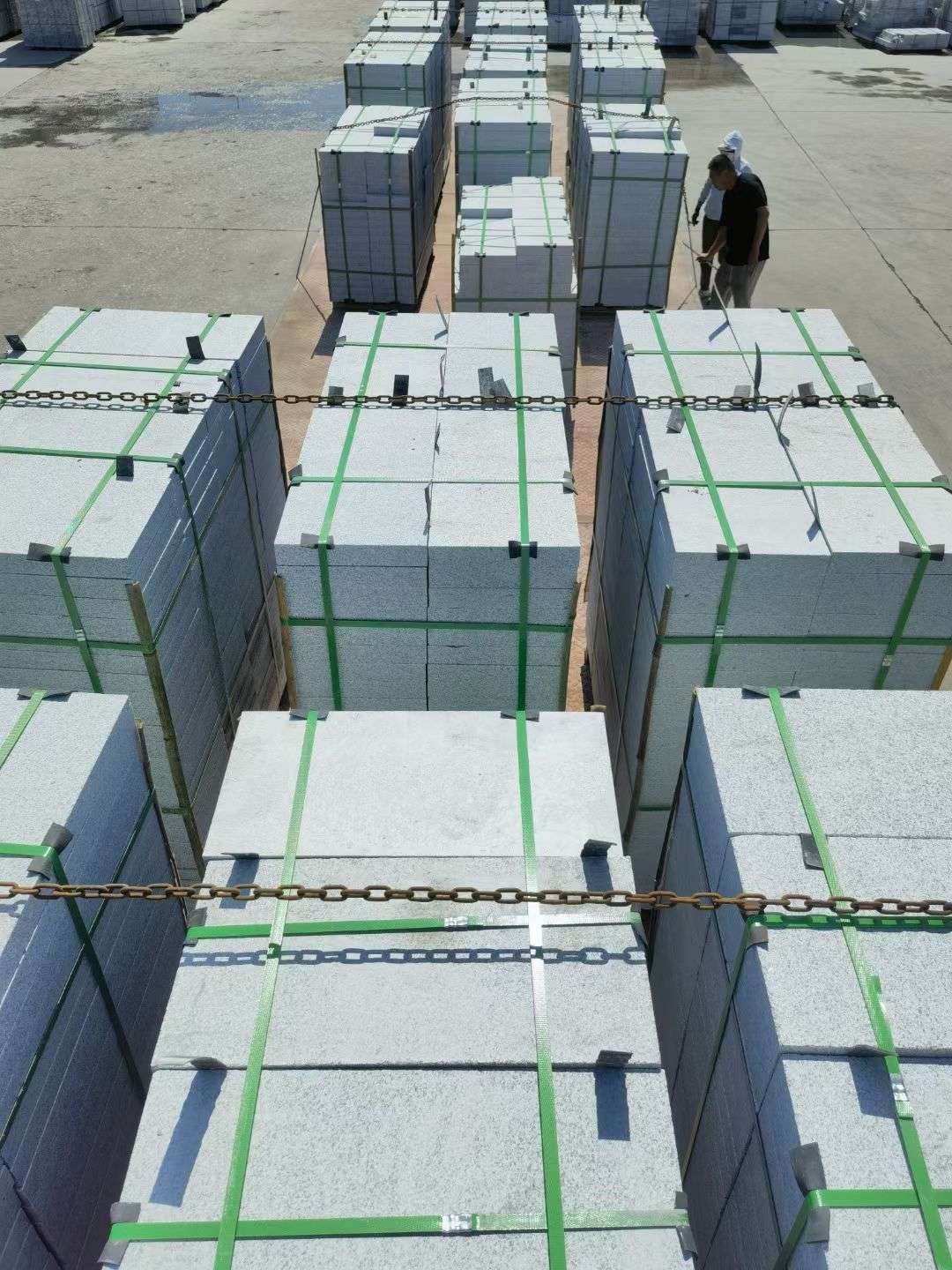 清远 芝麻白花岗岩5公分地铺石 花岗岩厂家工厂装车日常