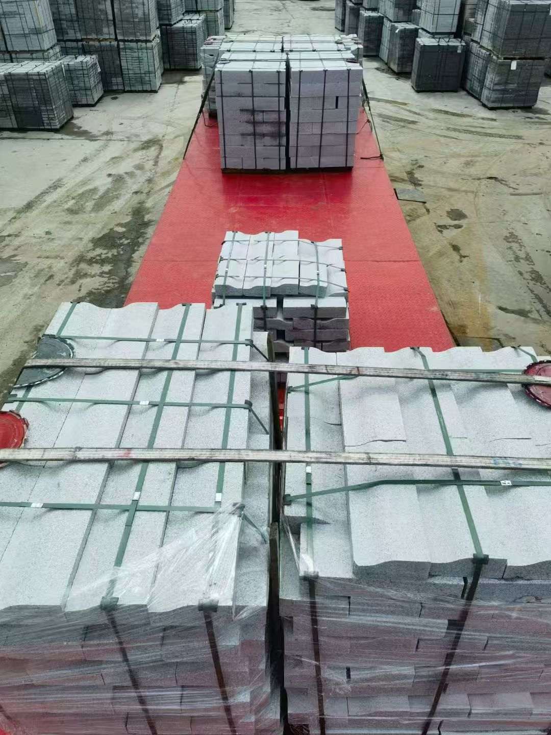 清远 芝麻白仿形加直形路沿石出货日常