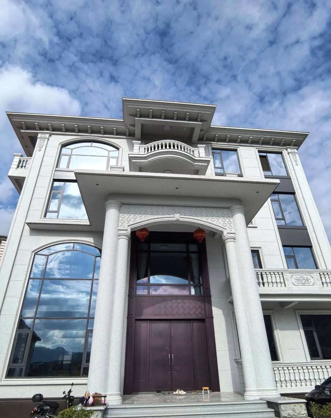 清远白麻别墅外墙干挂石材效果示例