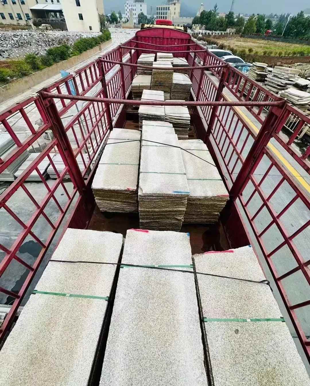 清远 黄金麻花岗岩荔枝面，光面毛板装车完成