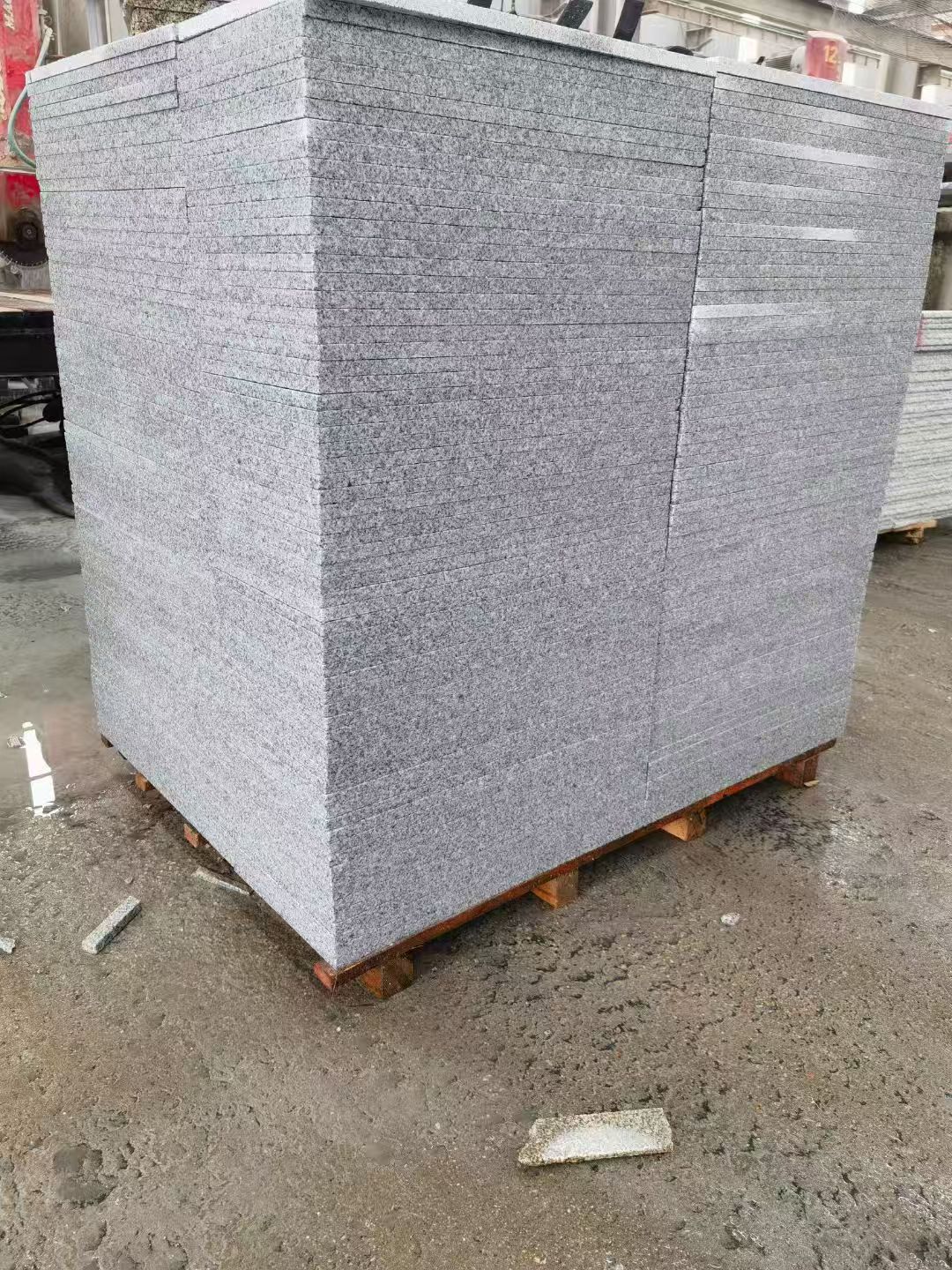 清远 芝麻白火烧面1.8厚300*600地铺石，尺寸标准，厚薄均匀