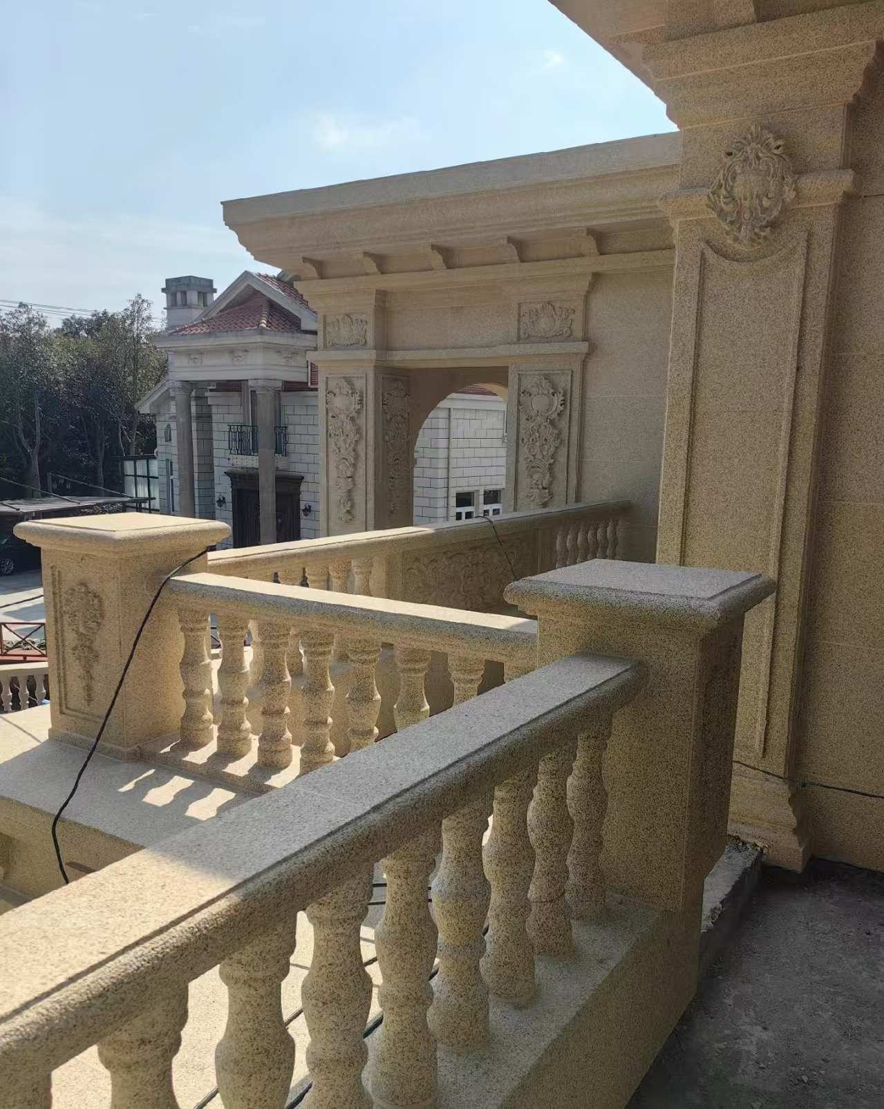 清远 黄金麻别墅外墙干挂雕花配合阳台栏杆花瓶柱