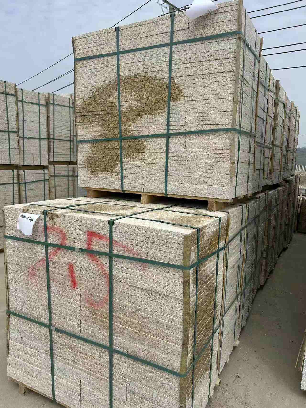 清远 黄金麻花岗岩石材荔枝面地铺石2.5*300*600