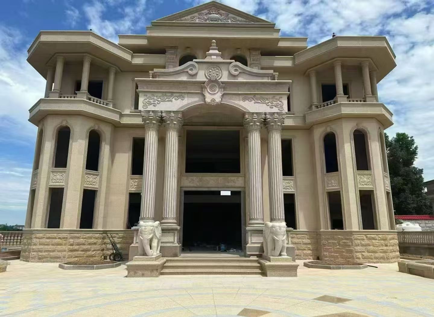 清远 黄金麻别墅外墙干挂，大柱，大象，蘑菇石，雕花板