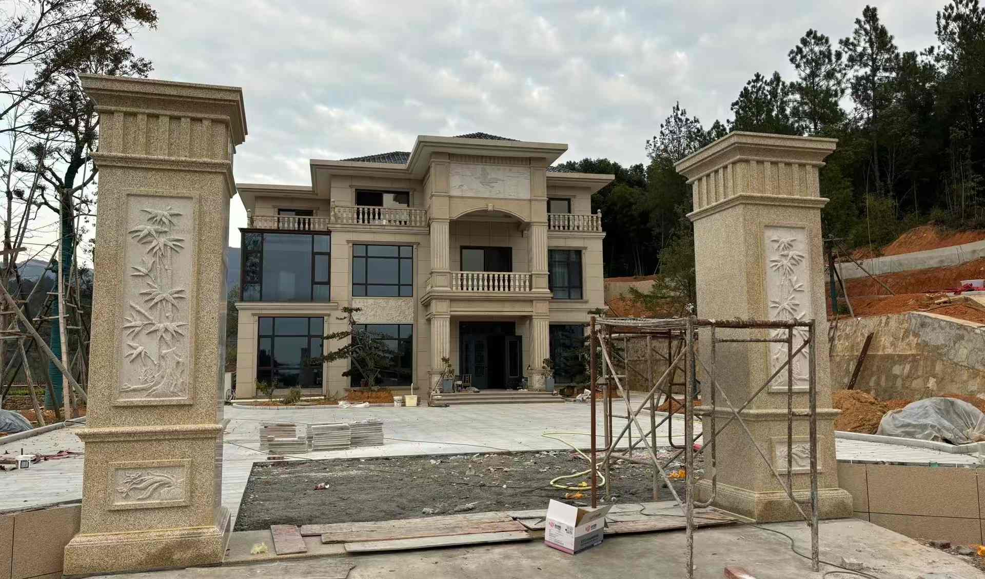 清远 黄金麻花岗岩别墅雕花外墙干挂配上门口雕花罗马柱