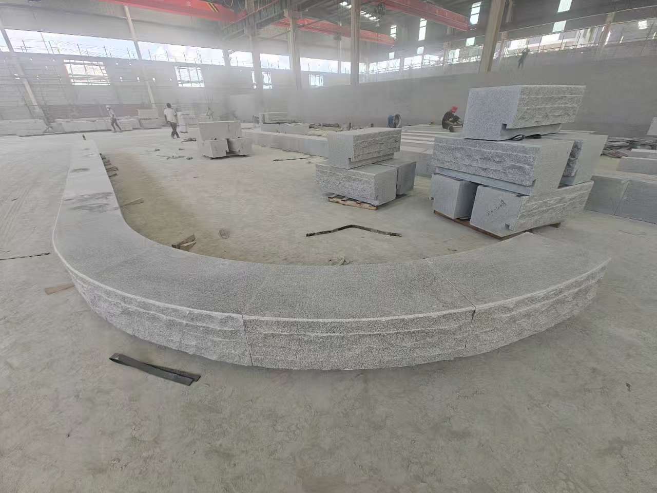 清远 芝麻白异形坐凳，自然面光面弧形加工