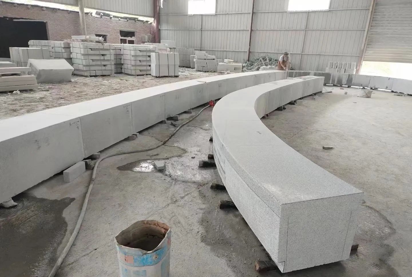 清远芝麻白花岗岩石板材 园林光面弧形坐凳